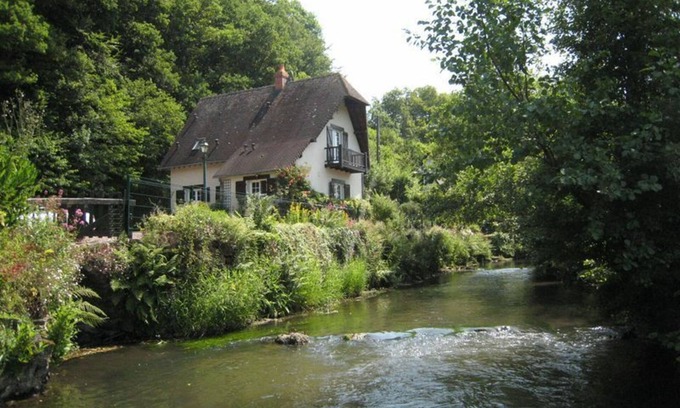 Le Mesnil-Amand Cottage | Charming stay in Normandy with fireplace and private garden