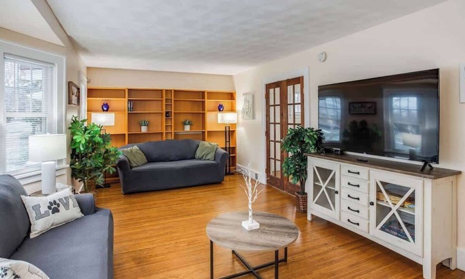 Rochester House | Charming Steps to Strong/UofR by Airport/Dwnt/RIT