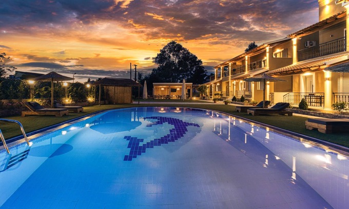 Kavos Apartment | Charming Suite with Terrace, Steps from the Sea