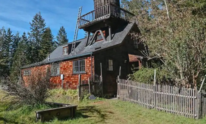 Albion Cottage | Charming, Sunny Watertower Cottage in Artist Community 2 Miles from the Ocean