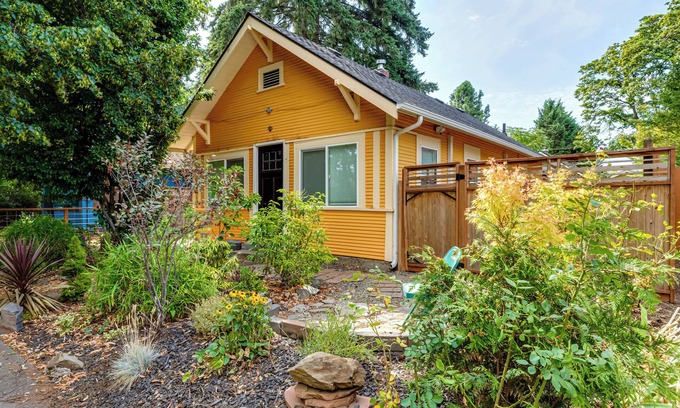 Whiteaker House | Charming Tangerine Eugene Guesthouse in Central Eugene with AC