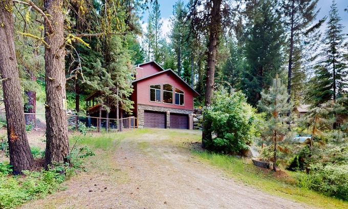 Cascade Cabin | Charming three-story cabin with a private hot tub, deck, & washer/dryer