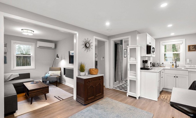 White Oak Cottage | Charming Tiny House 1 Bedroom Suite in lovely Silver Spring with WiFi, AC