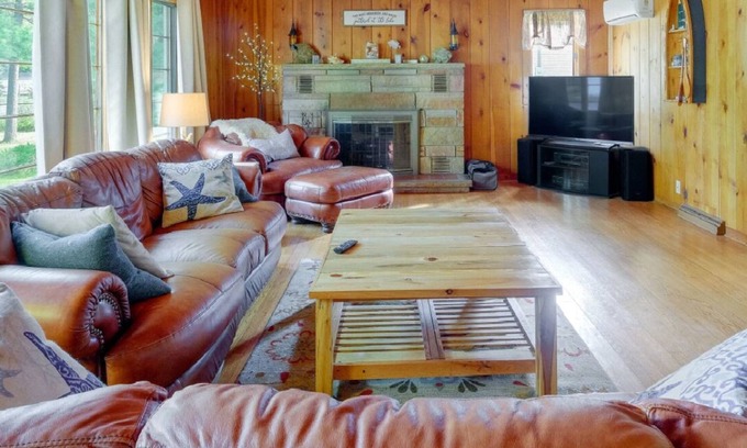 Rapid City Cottage | Charming Torch Lake 4-bedroom cottage with WiFi, AC