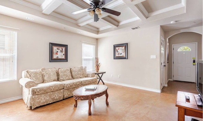 Leon Valley House | Charming townhome in superb San Antonio with AC
