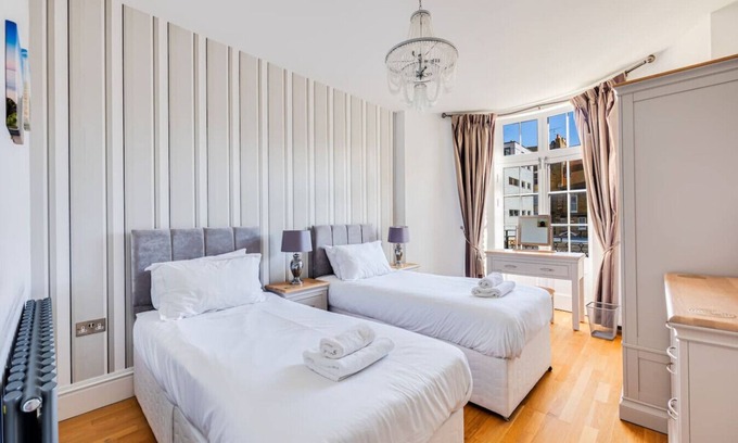 Ramsgate House | Charming Townhouse Seaside Balcony Smart TVs Fast Wifi