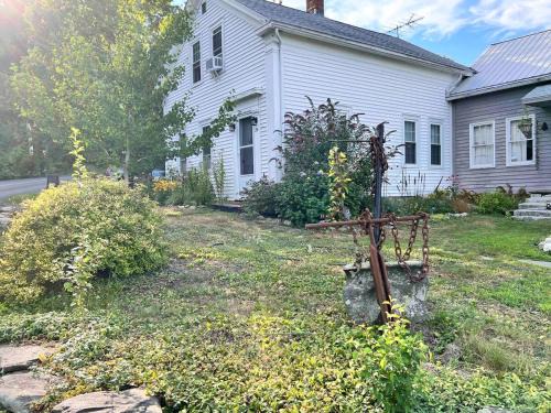 Williamsburg House | Charming, updated , 3 bedroom farmhouse farm stay