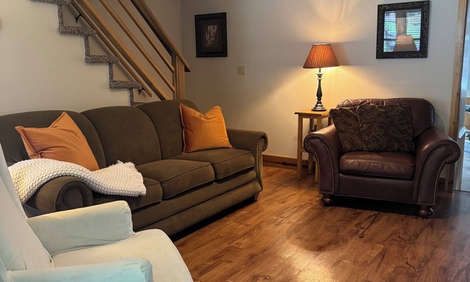 Victor Other | Charming, Updated 4BR 2BA Farmhouse in Heart of NRG National Park