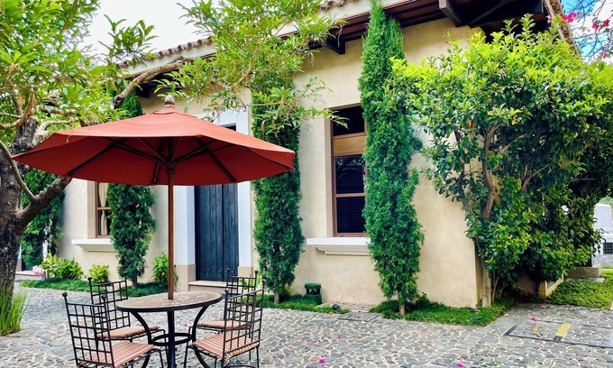 Antigua Guatemala Villa | Charming villa in Antigua 1 km from park, heated swimming pool, parking Shuttle