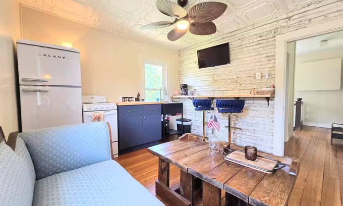 Clyde House | Charming Vintage Inspired 2-bedroom house in the Blue Ridge Mountains