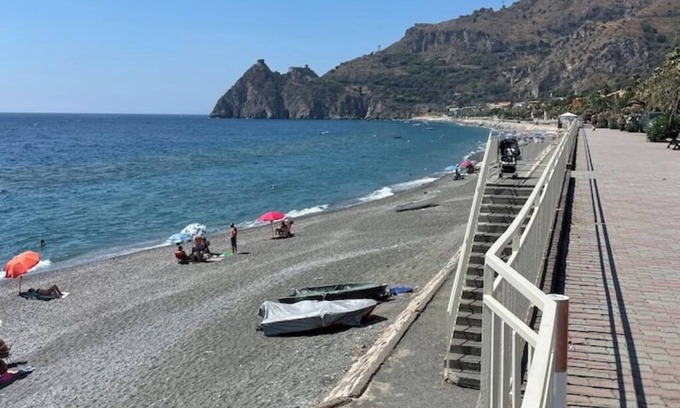 Sant'Alessio Siculo Apartment | Charming Waterfront Apartment near Toarmina in pleasant Sant'Alessio Siculo