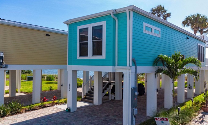 Jensen Beach House | Charming waterfront home in Jensen Beach, rooftop balcony, pool, kayaks, BBQ