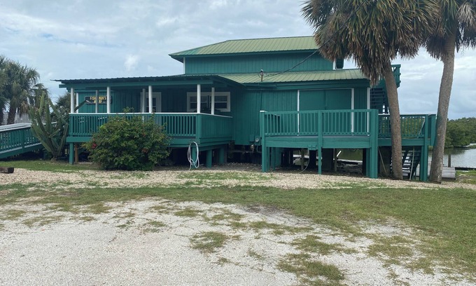 Cedar Key House | Charming waterfront 2 bedroom with bonus room that sleeps 8 in scenic Cedar Key