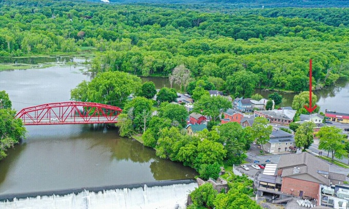Saugerties South Apartment | Charming Waterfront 3BR, Hot Tub, Kayaks, Sauna, Pet Friendly,