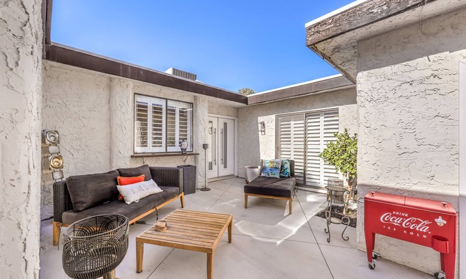Paradise House | Charning 2bd/2bth Townhome w/private courtyard minutes to strip.