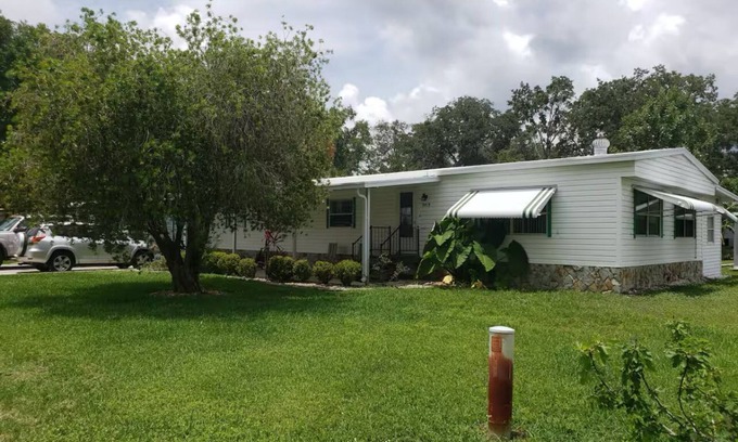 Chassahowitzka House | Chassahowitzka 2-bedroom double wide mobile home with WiFi, AC, Hot Tub, kayaks
