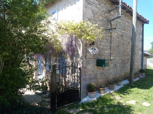Genouille Bed & Breakfast | Chat Noir Gite et Chambre D'Hotes