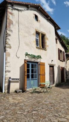Confolens House | Chateau-une - a Beautiful historic medieval holiday rental.