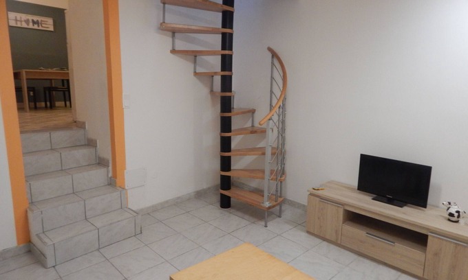 Coursan Apartment | Cheap apartment with terrace 15 km from the sea