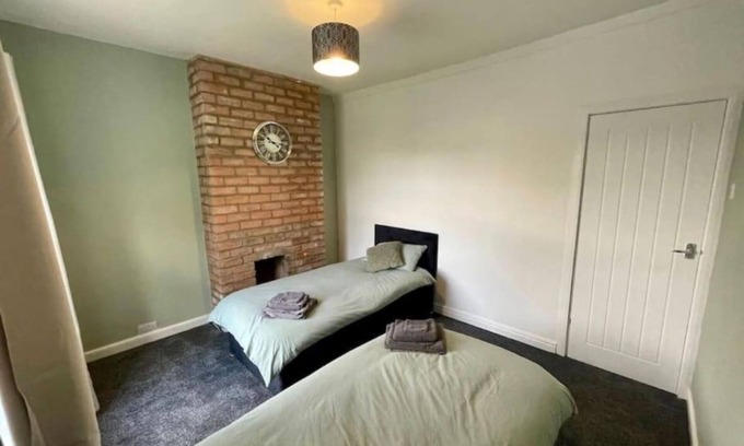 Hull House | Cheap & Cosy 2-Bed Home Near Hull City Centre