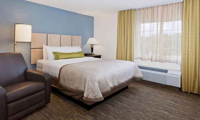 Ashley Oaks Hotel | Check out East Tennessee History Center! 3 Family-friendly Units W/Kitchens!