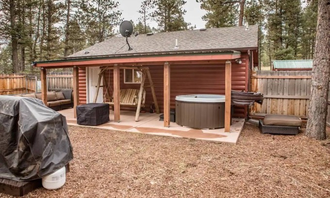 Florissant Cabin | Cheerful 1-bedroom cabin with hot tub