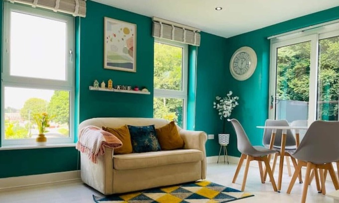 Wakefield House | Cheerful 2-bed townhouse in Wakefield with parking