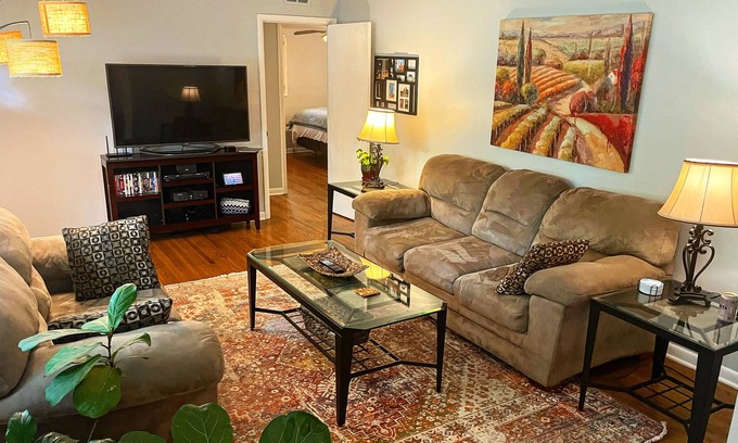 Homewood House | Cheerful 2-bedroom Home in West Homewood