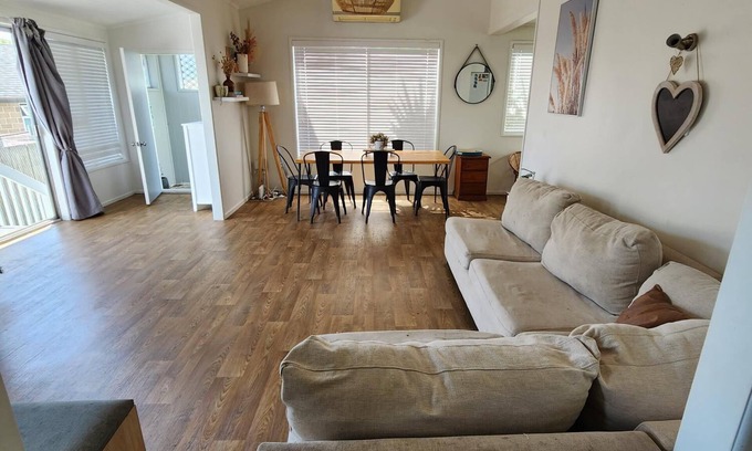 Stanmore Bay House | Cheerful 3 bedroom home in Stanmore Bay!