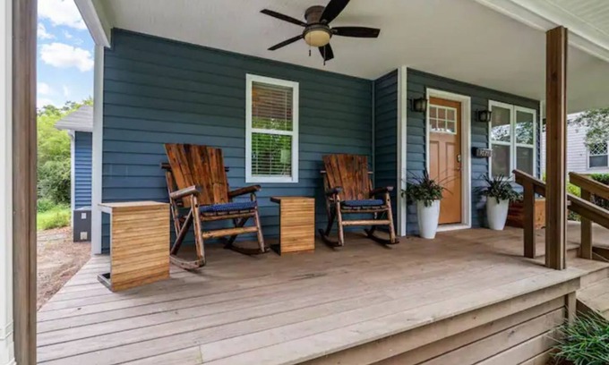 Oakhurst House | Cheerful 3 Bedroom Home 4 Miles to Uptown CLT!