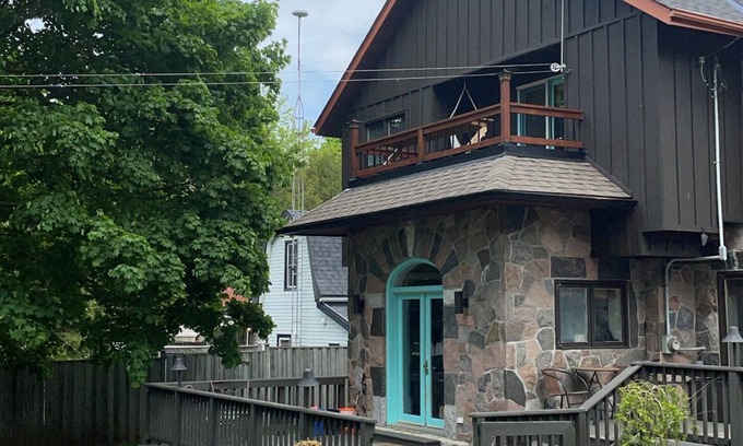 Alton House | Cheerful 3 bedroom home with outdoor pool & hottub