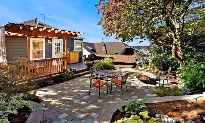 West Woodland House | Cheerful 3-bedroom house with stunning backyard!