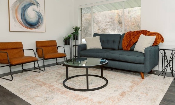 Logan Apartment | Cheerful 3 Bedroom near USU - Inspiring Memories