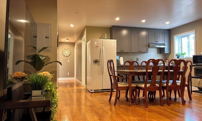 Daly City Apartment | Cheerful 3BR 3BA w/free parking easy access to San Francisco Airport/Downtown