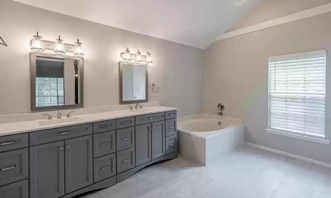Indian Springs House | Cheerful 4-Bedroom House in the Woodlands