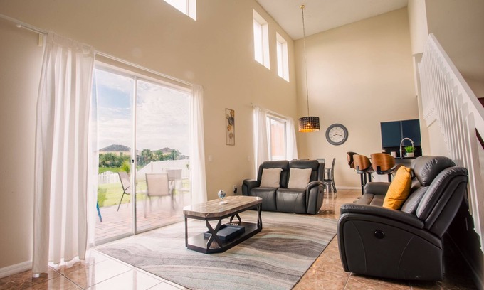 Crescent Lakes House | Cheerful 5 bed - 4 bath Spacious Home