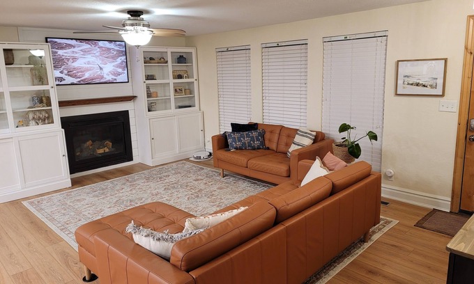 Sandy House | Cheerful 5-bedroom home near slopes with big yard