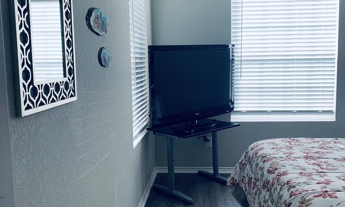 Converse House | Cheerful Comfortable Three Bedroom Home - 20 minutes from Downtown