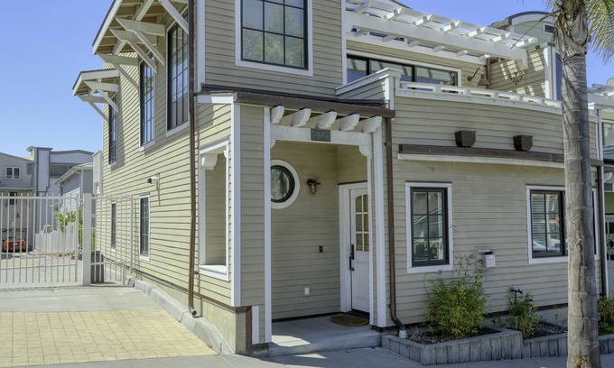 Avila Beach Condo | Cheerful Condo 3 min Walk to Beach - Pet OK