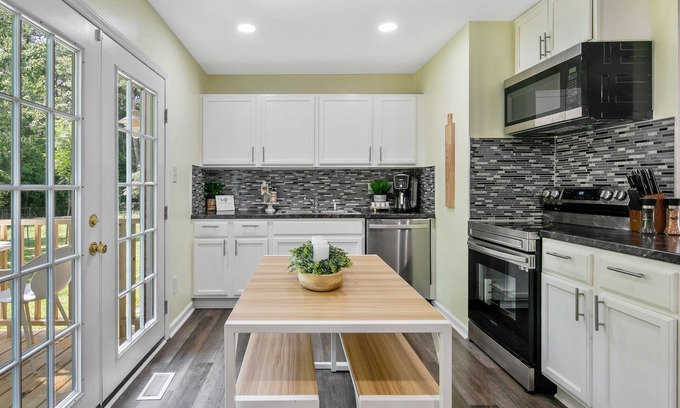 South View House | Cheerful & Cozy 3-bedroom Home with Free Parking