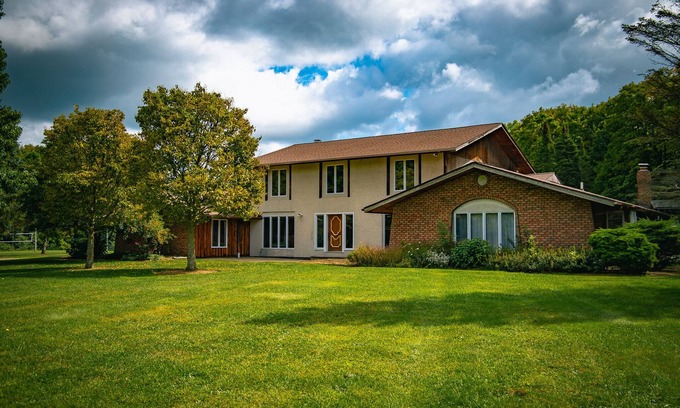 Huntsburg Villa | Cheerful Family Manor- Sleeps 25 w/hot tub and private pool in Amish Country