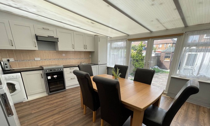 Edmonton House | Cheerful House 20 minutes from Central London