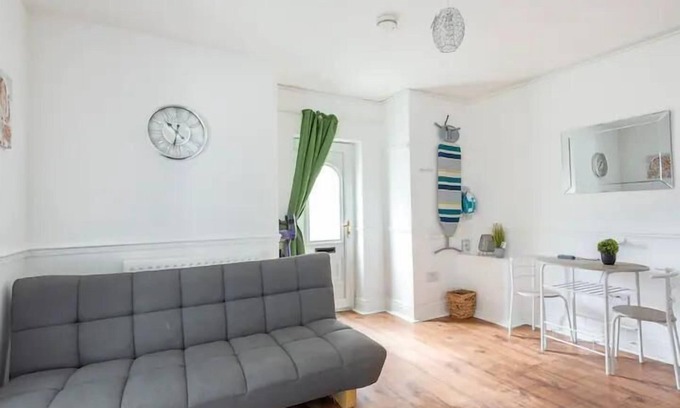 Liverpool Apartment | Cheerful Maisonette in the heart of Orrell Park