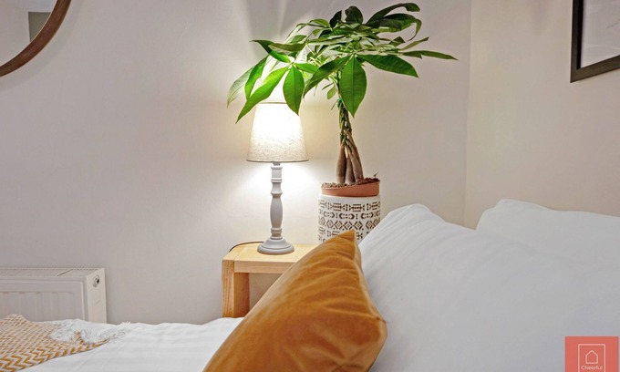 Leith Apartment | Cheerful Stays: Spacious main door flat in Leith