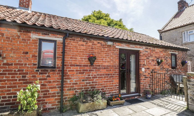 Scawton Cottage | CHESTNUT COTTAGE, pet friendly, with a garden in Kirkbymoorside