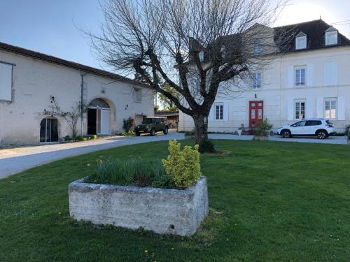 Salles-d'Angles House | Chez Roger et Danielle