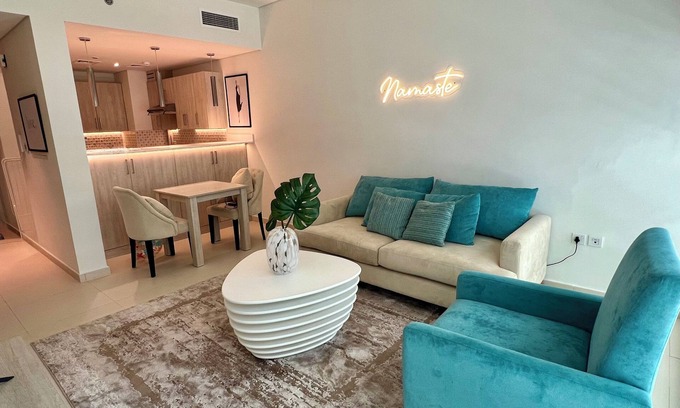 Palm Jumeirah Apartment | Chic 1-bedroom by the beach in charming Dubai on famous Palm Island