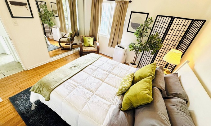 Los Angeles Apartment | Chic 1-bedroom Sofi, intuit, Kia forum Home nnDownstairs left