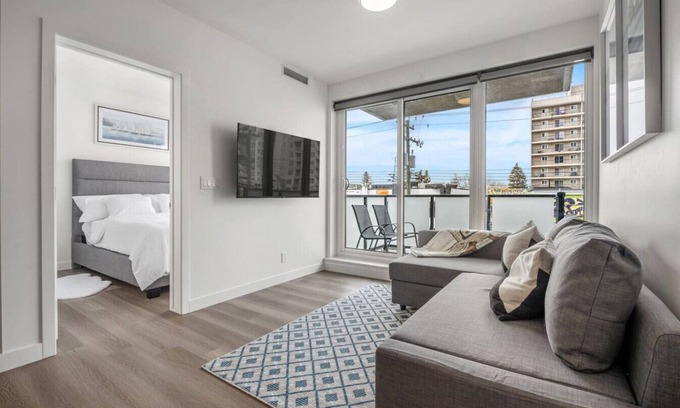 Sunnyside Apartment | Chic 1BR Kensington unit W/Free UG Parking