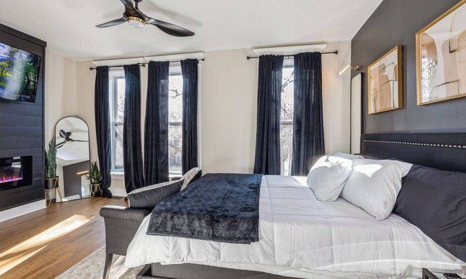 Tri-Taylor House | Chic 2-bedroom townhome with WiFi and AC in awesome Chicago